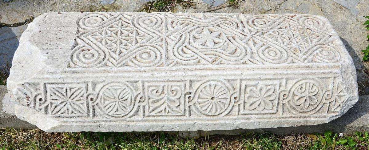 Philadelphie alacehir ancienne pierre gravee de symboles dans le jardin de l eglise saint jean