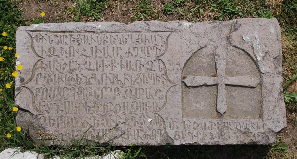 Philadelphie alacehir ancienne pierre tombale armenienne dans le jardin de l eglise saint jean